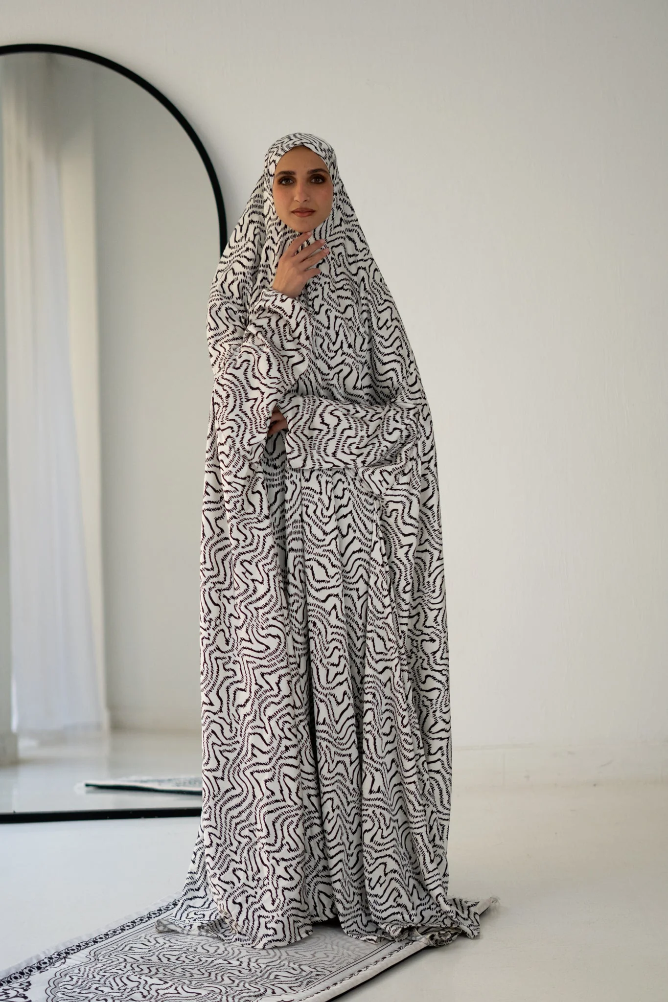 Black & white khimar - Image 3