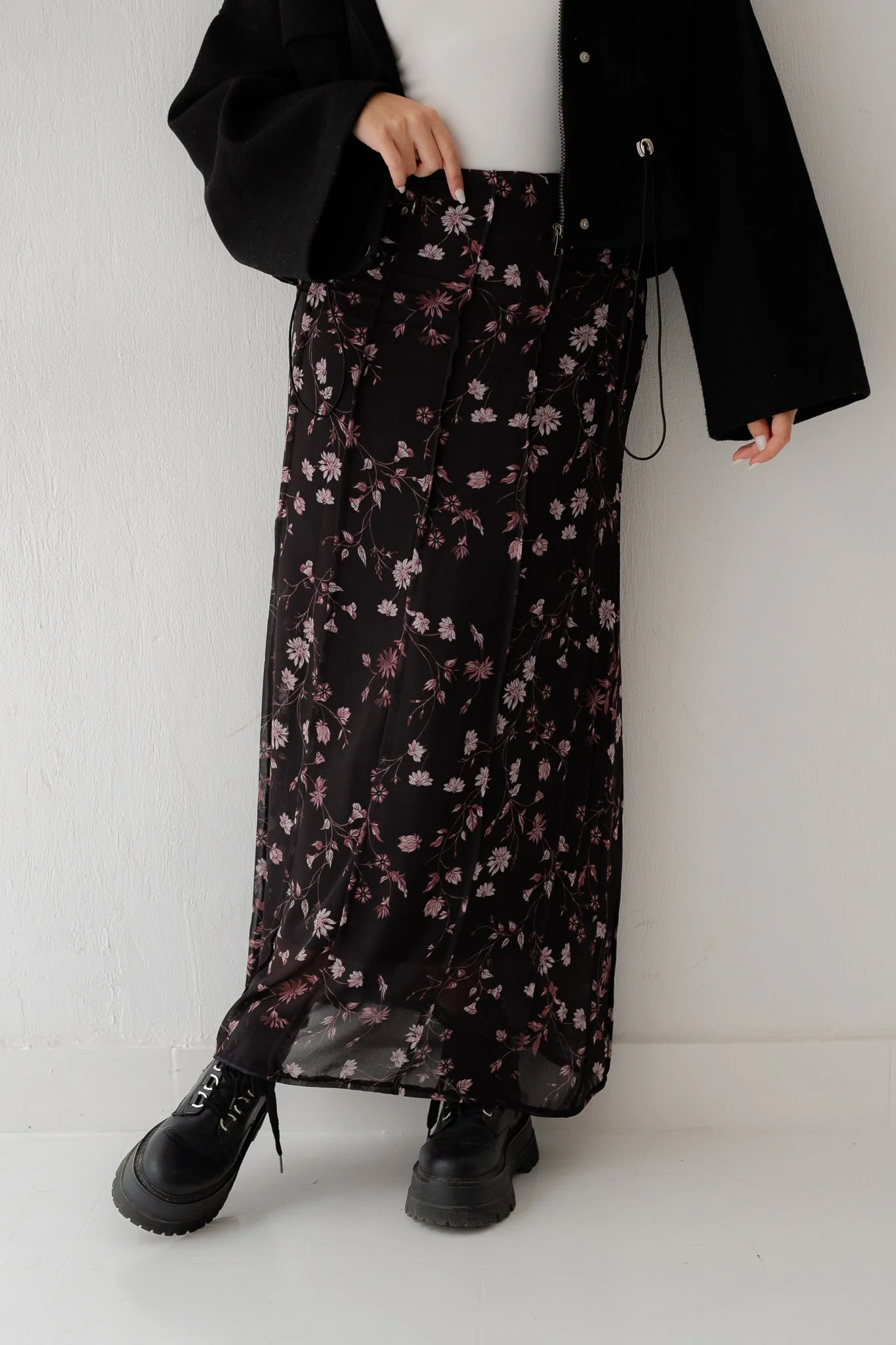 Daisy floral skirt in black - Image 2