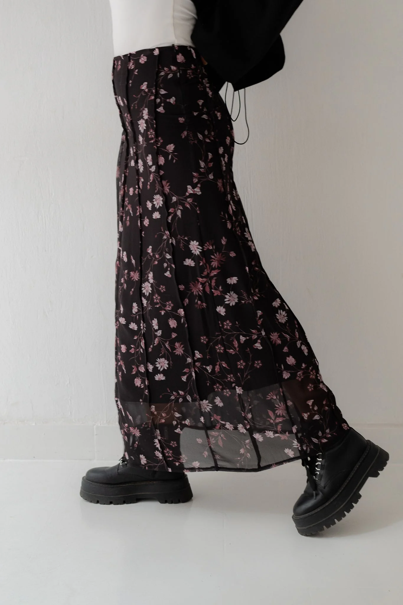Daisy floral skirt in black - Image 3