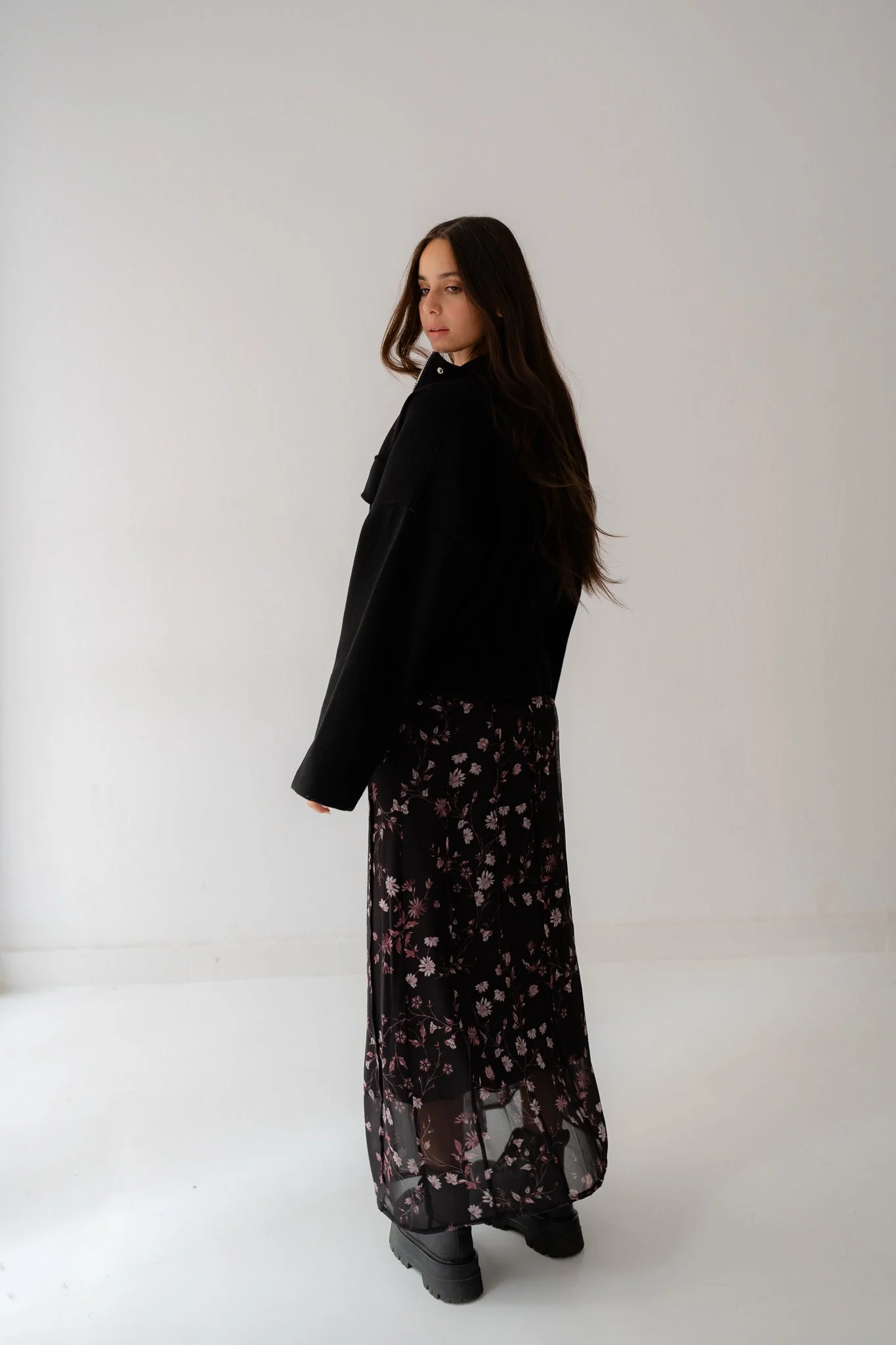 Daisy floral skirt in black - Image 4
