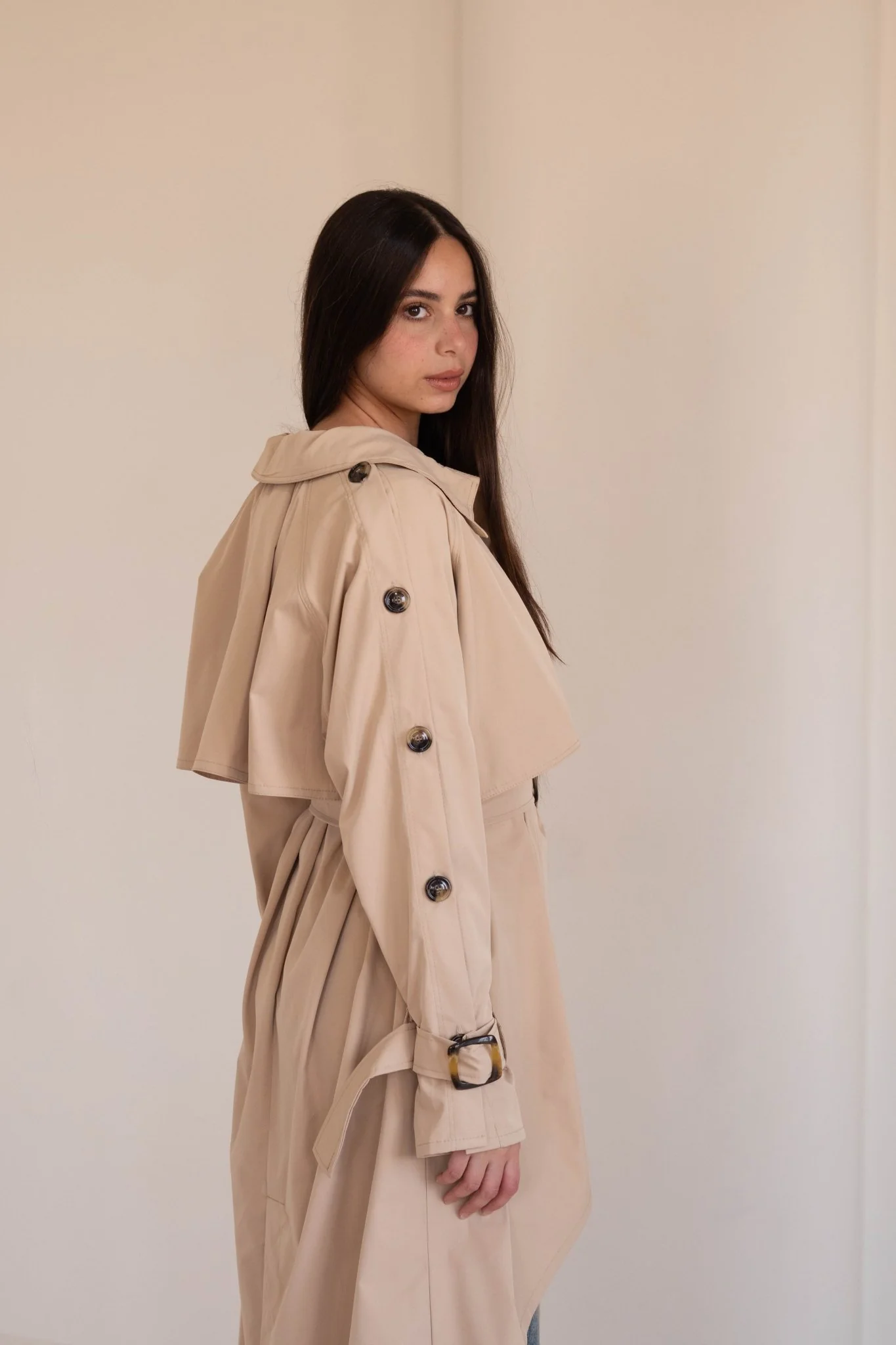 Le trench coat in beige