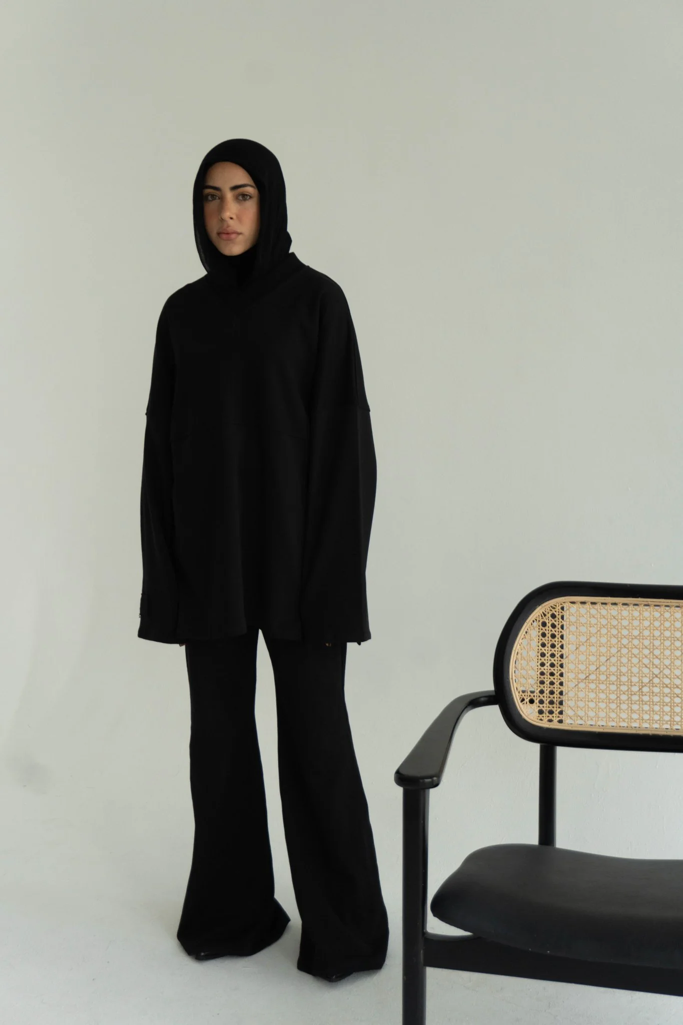Minimal V in Black - Image 3