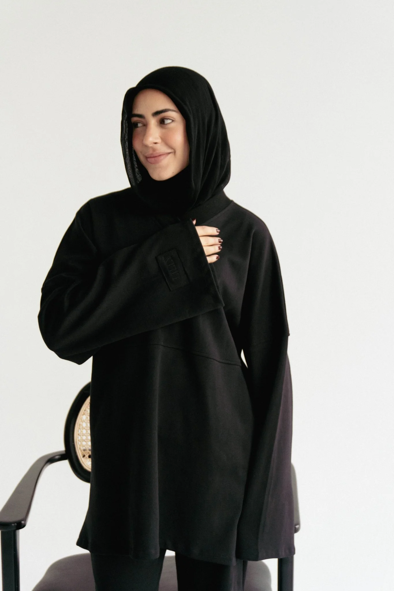 Minimal V in Black - Image 4