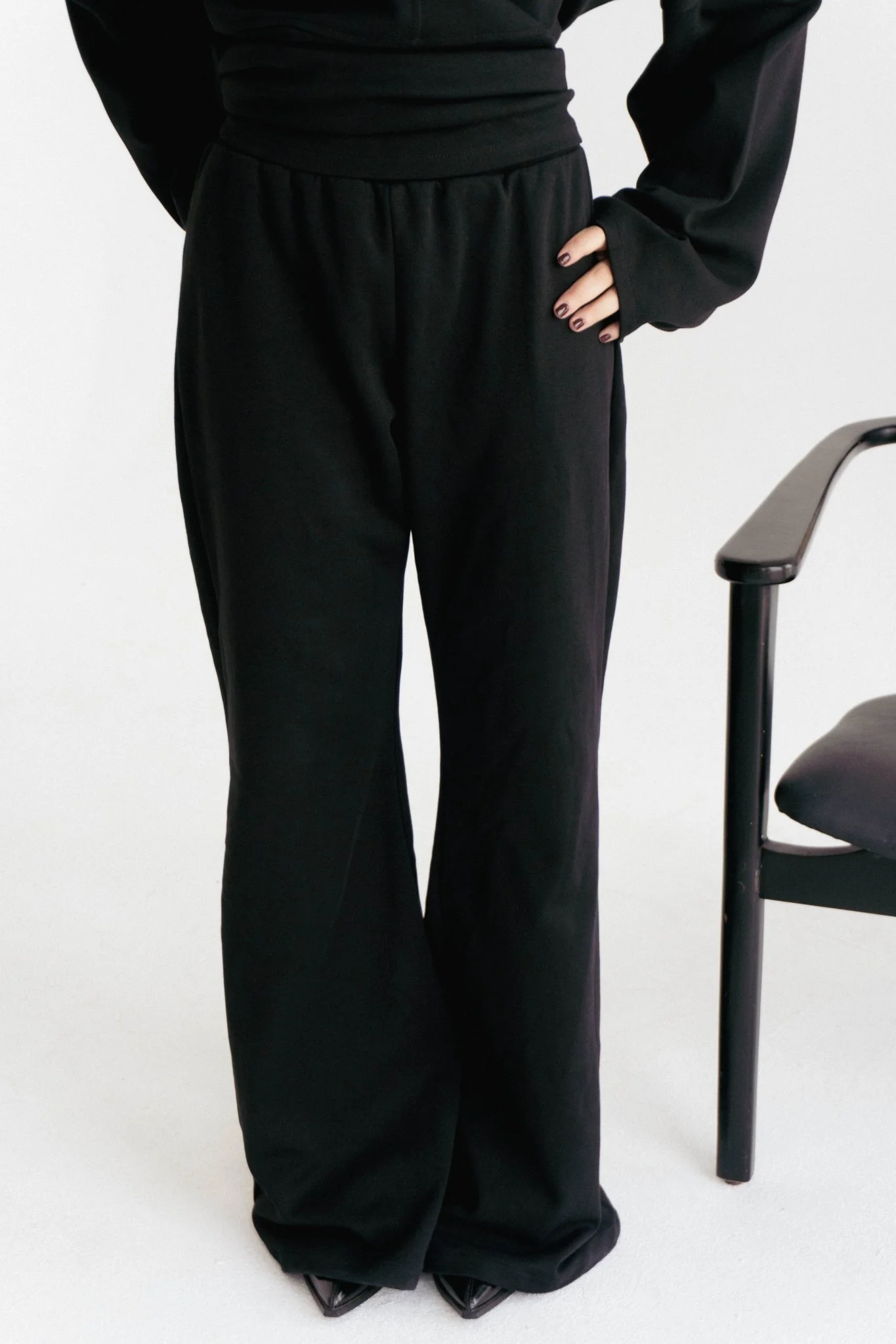 Minimal V in Black - Image 6