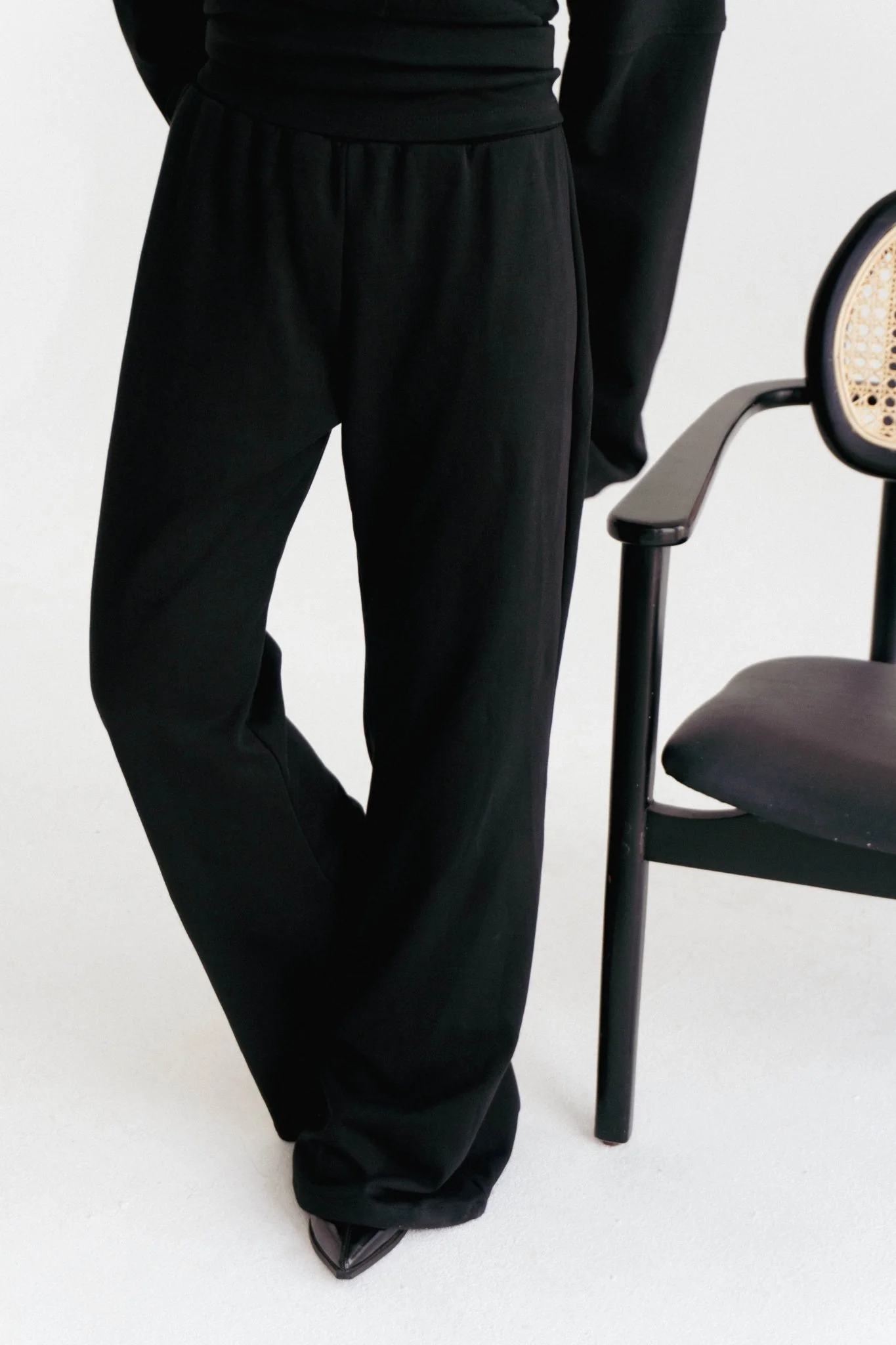 Minimal V in Black - Image 7