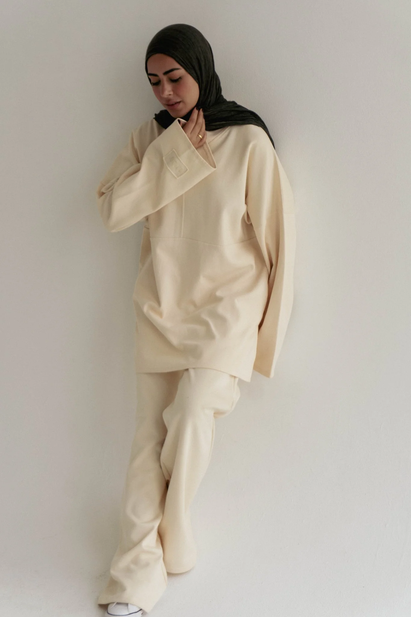 Minimal V in crème - Image 4