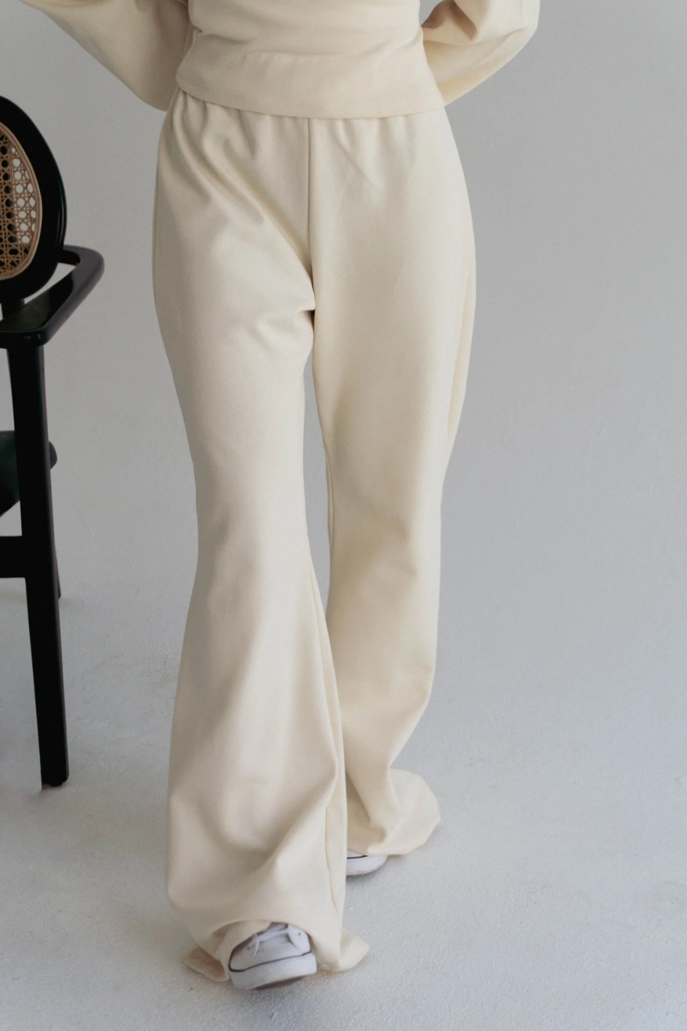 Minimal V in crème - Image 6