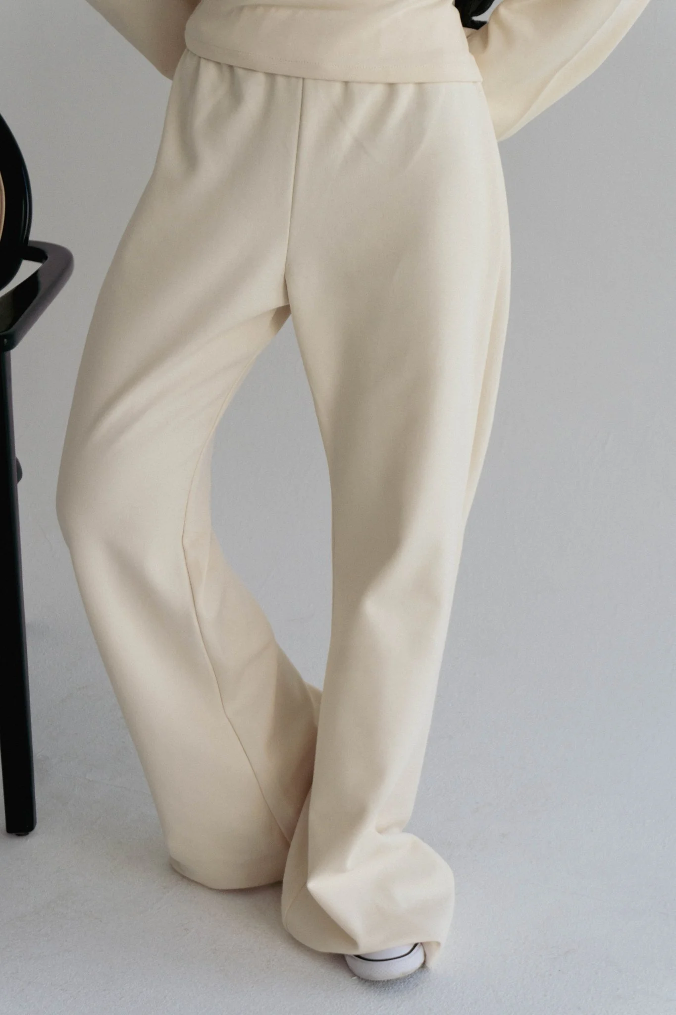 Minimal V in crème - Image 7