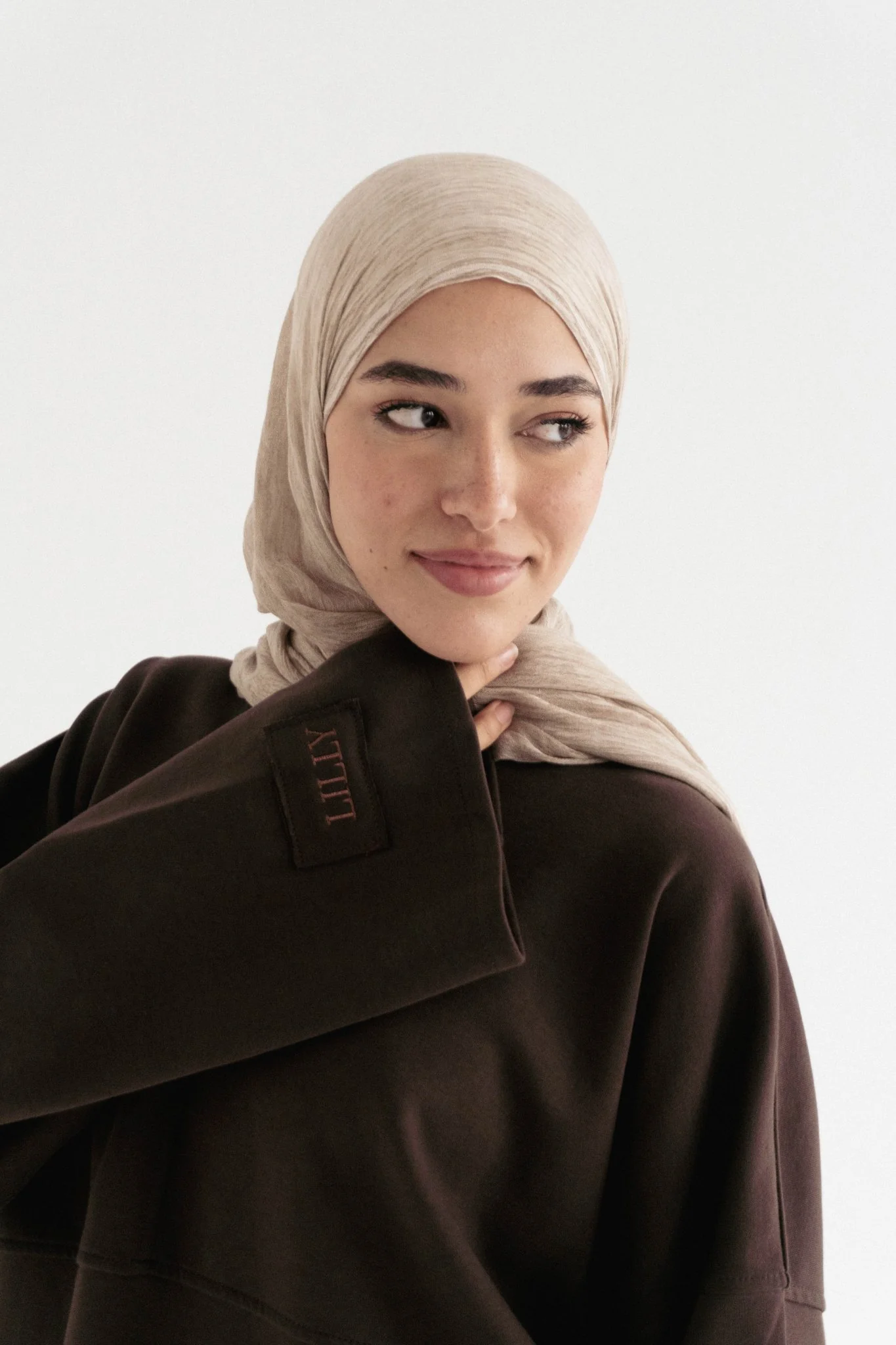 Minimal V in Brown - Image 6